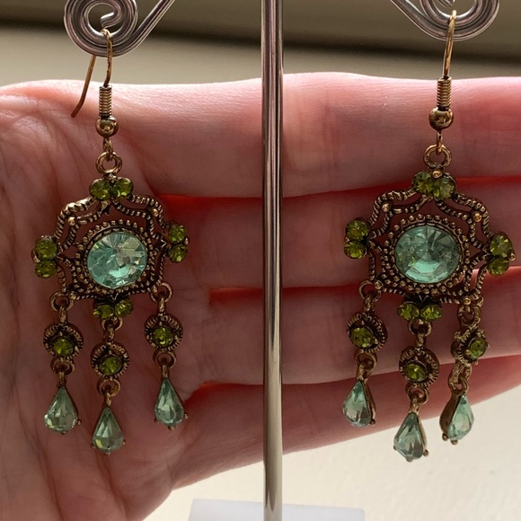 🆕🔥Green Sparkly Medium Chandelier Earrings - Picture 4 of 4